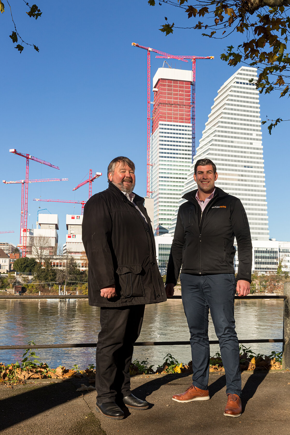 Dominic Duer von GLASSRESQ und Francis Geng von Helvetia Versicherungen im Austausch